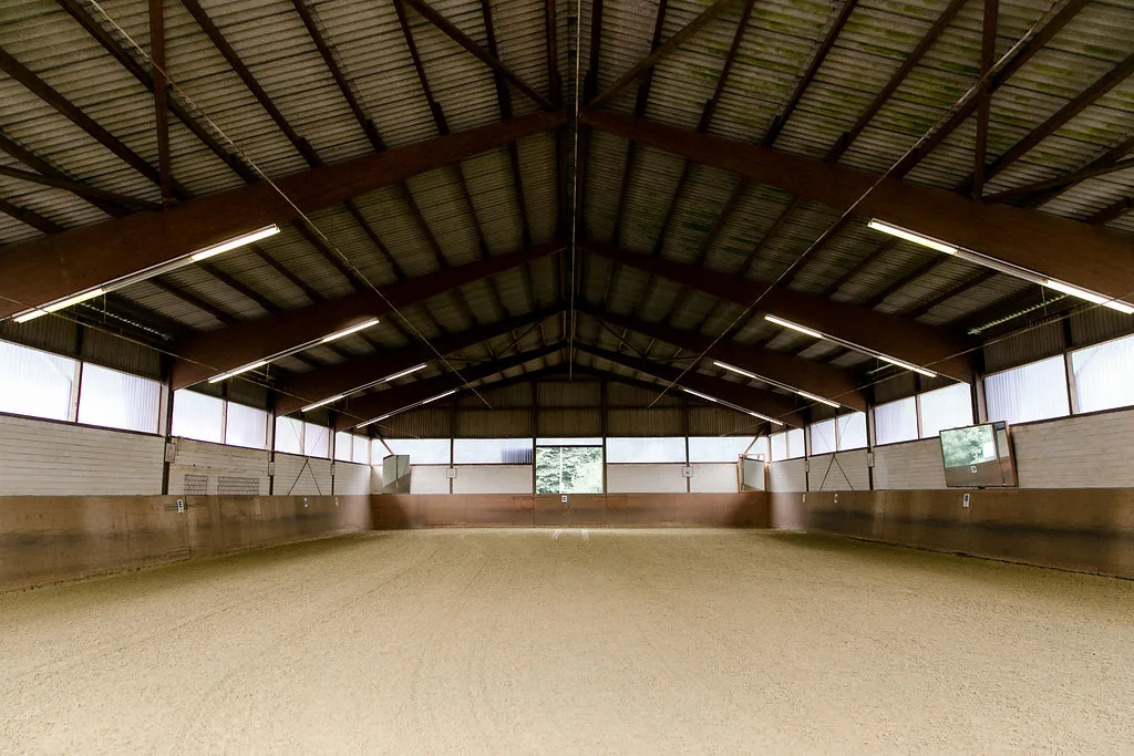 Die Reithalle des Reitstalls Pulheim von innen